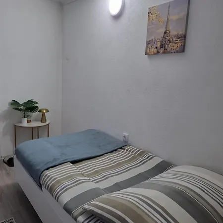 アパート Fly & *